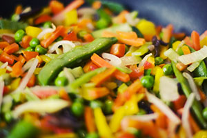 warzywa z przyprawami do smażenia na patelni mrożone