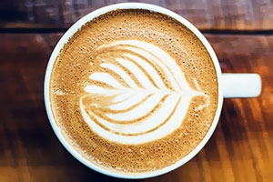 kawa z mlekiem ze śmietanką lub cappuccino bez cukru gotowe do picia