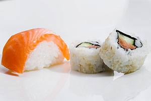 sushi lub maki z owocami morza