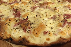 pizza z boczkiem cebulą i serem