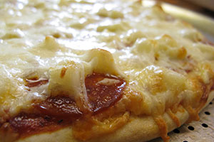pizza z serem typu raclette