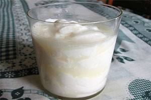 jogurt aromatyzowany słodzony cukrem z bifidusem