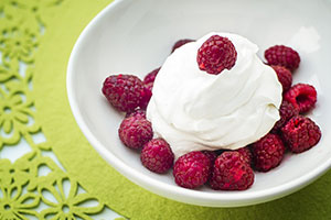 jogurt grecki z warstwą owoców