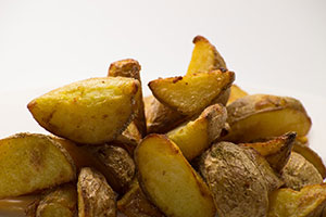 ziemniaki krojone pikantne mrożone odgrzane na patelni