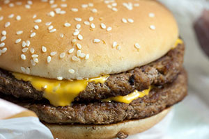 cheeseburger z fast foodu