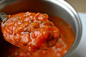 sos pomidorowy z cebulą