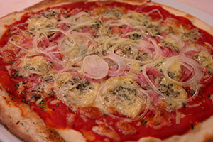 pizza z kozim serem i boczkiem